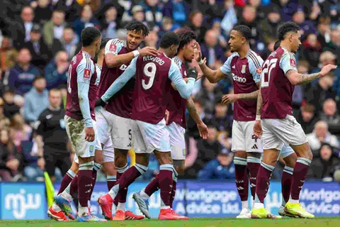 رسميًا.. أستون فيلا يمدد عقد لاعبه حتى 2030